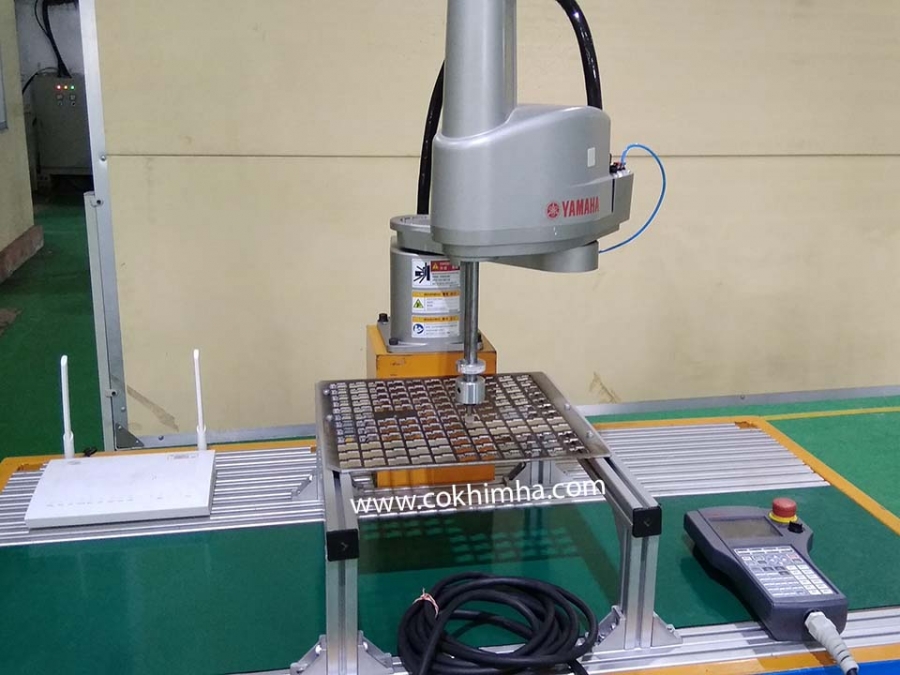 Robot Scara trong máy đóng gói sản phẩm tự động MHA