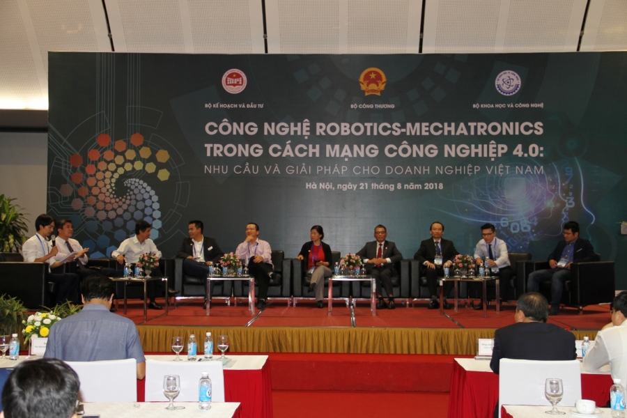 Các diễn giả tham gia thảo luận tại hội thảo về ứng dụng công nghệ Robotics - Mechatronics trong sản xuất công nghiệp.