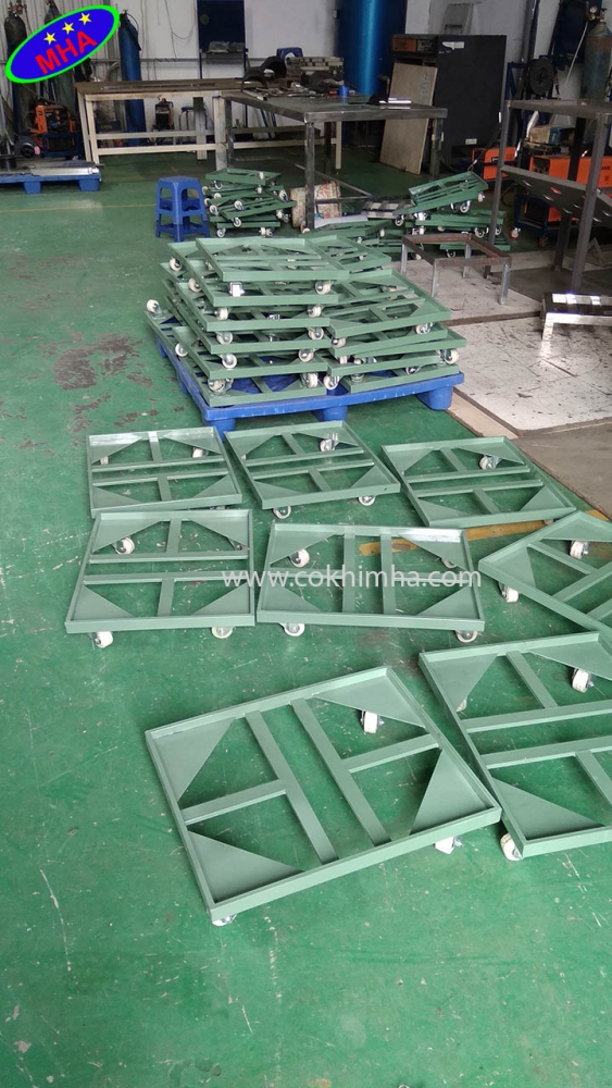 xe đẩy hàng pallet trong nhà xưởng