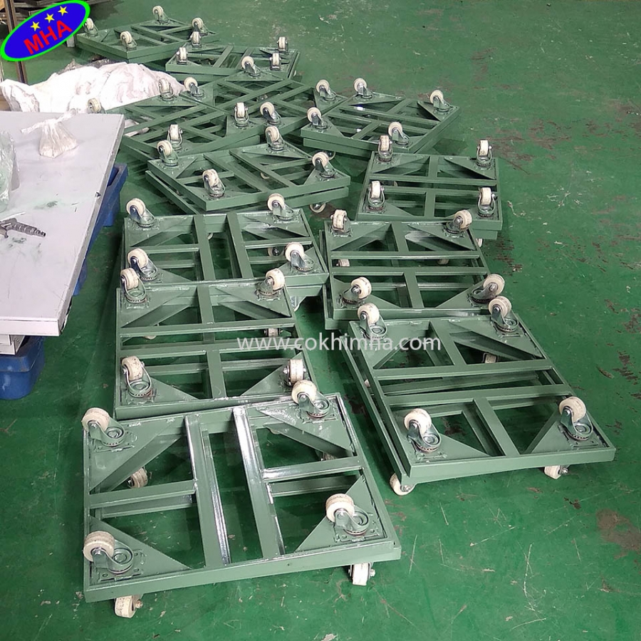 xe đẩy hàng pallet trong nhà xưởng