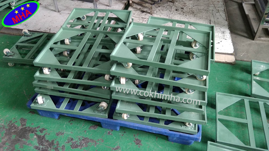 xe đẩy hàng pallet trong nhà xưởng