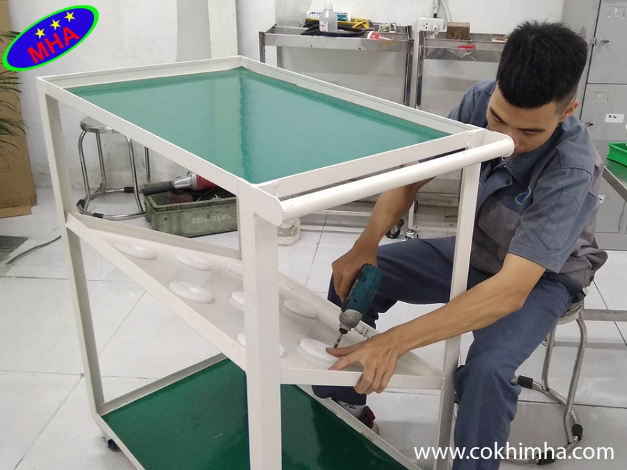 Xe đẩy đựng dụng cụ đồ nghề trong xưởng gia công cơ khí